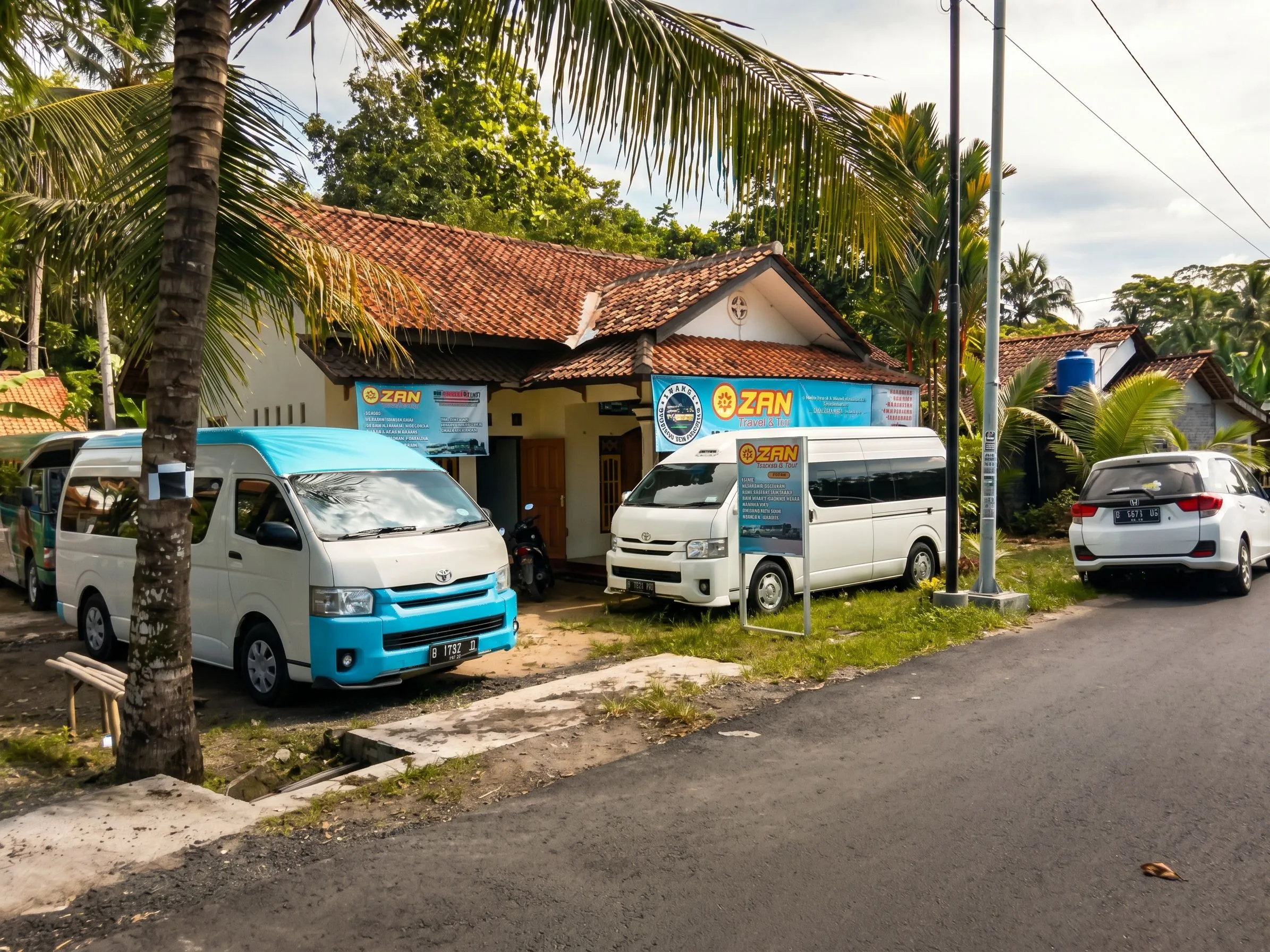 Armada dan kantor Ozan Travel, siap melayani perjalanan Bandung–Pangandaran