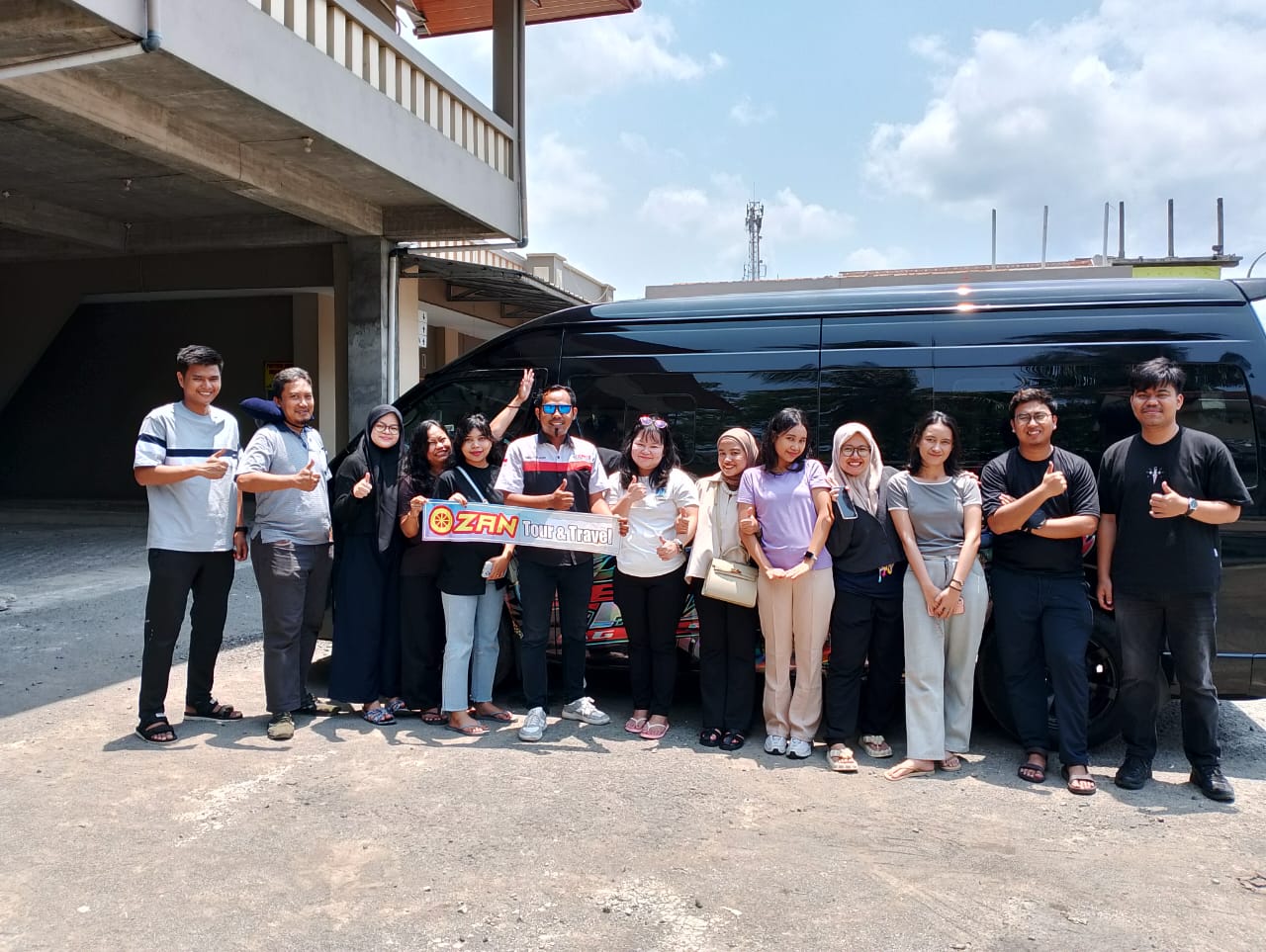 Logo dan armada Ozan Travel Bandung Pangandaran