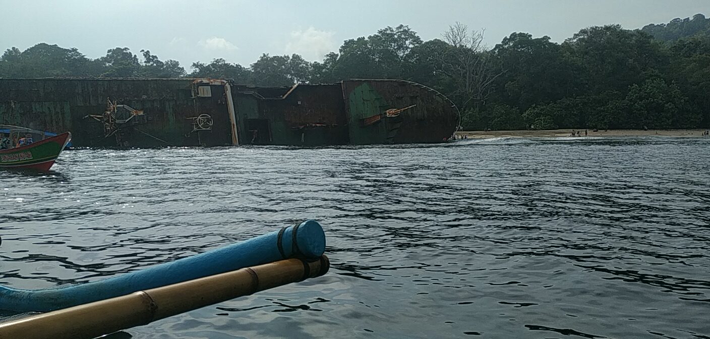 Bangkai Kapal FV Viking di Pantai Pasir Putih Pangandaran