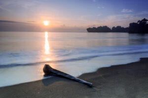 Suasana pesisir Pangandaran di sekitar kawasan wisata alam
